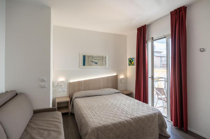 Double Room with Balcony image 2