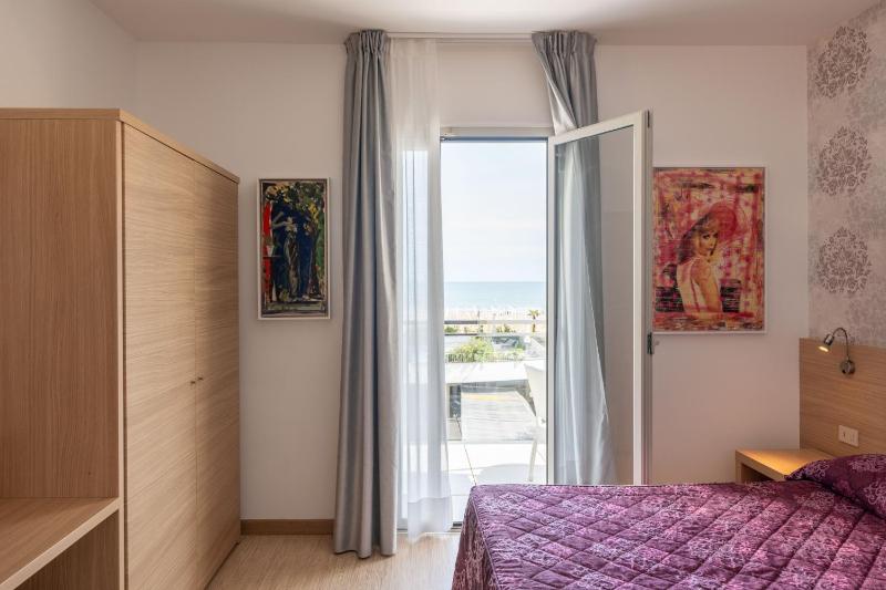 Superior Triple Room with Sea View image 4