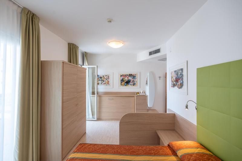 Superior Triple Room with Sea View image 3