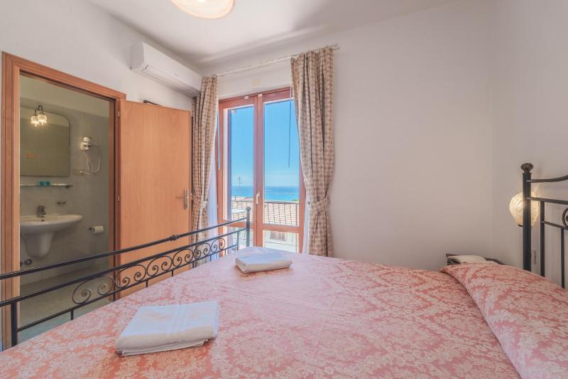 Double Room with Sea View image 3