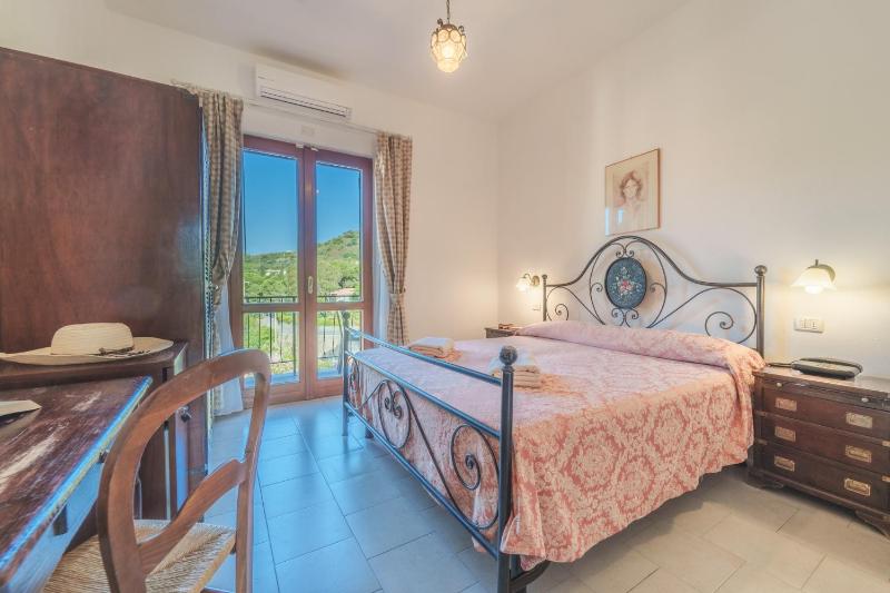 Double Room image 3