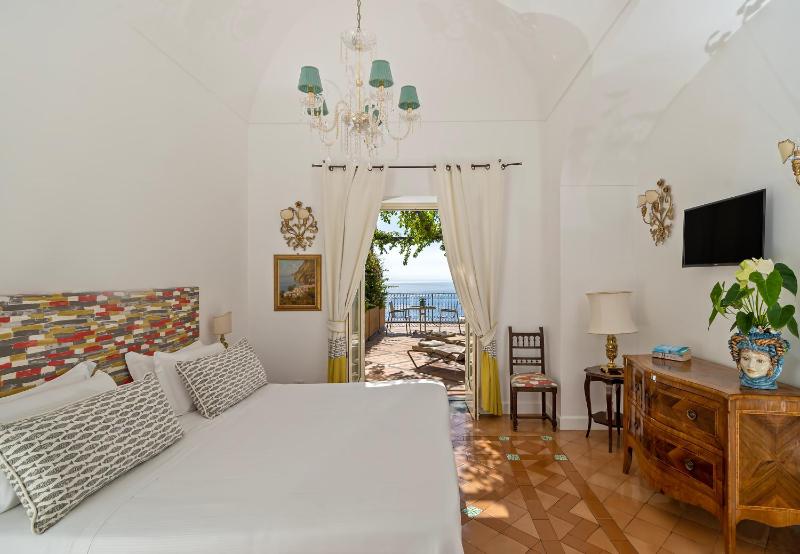 Deluxe Double Room with Balcony and Sea View image 3