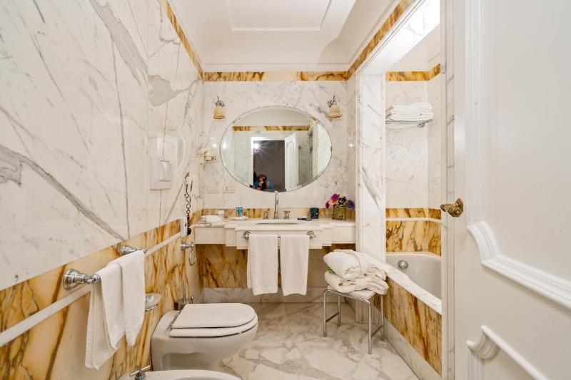 Deluxe Double Room with Balcony and Sea View image 4