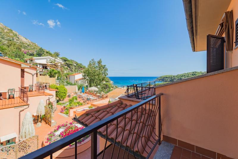 Triple Room with Sea View image 3