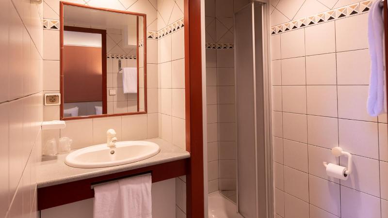 Standard Twin Room with Garden View image 1