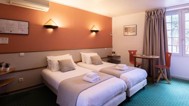 Standard Twin Room with Garden View image 2