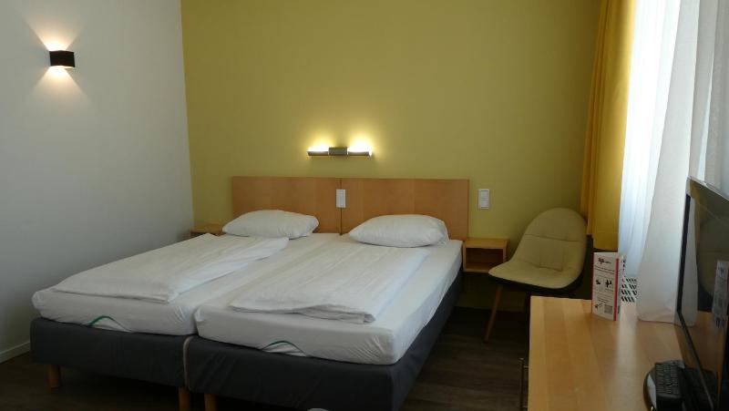 Twin Room image 4