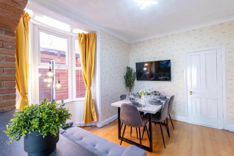 Open Mind Property - Cosy Home - 7 Beds & Parking - image 8