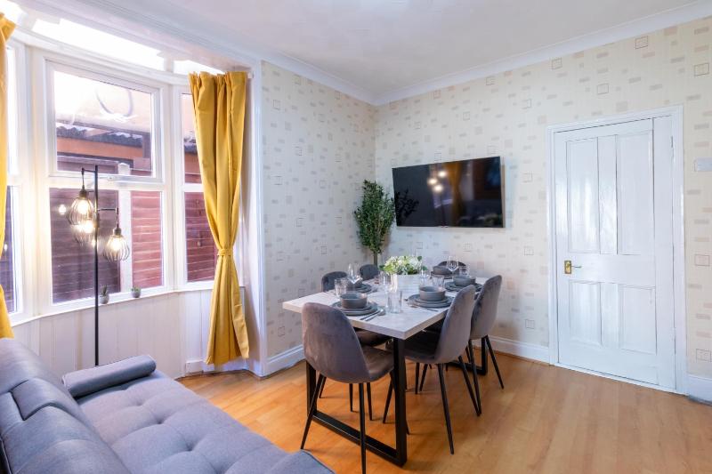 Open Mind Property - Cosy Home - 7 Beds & Parking - image 26
