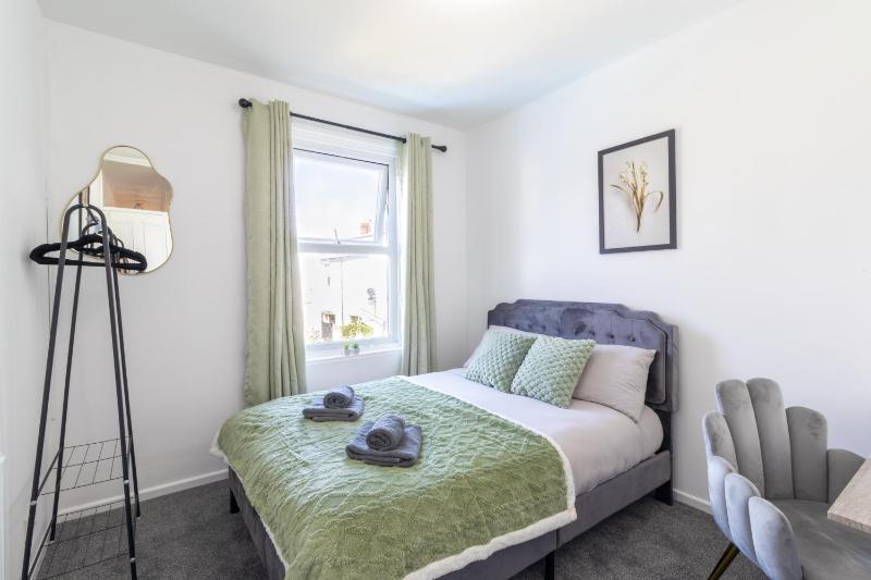 Open Mind Property - Cosy Home - 7 Beds & Parking - image 5