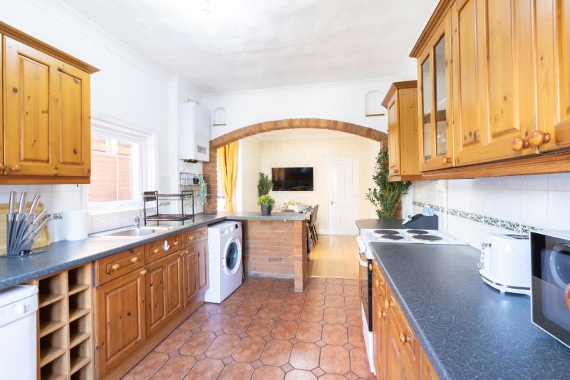 Open Mind Property - Cosy Home - 7 Beds & Parking - image 7