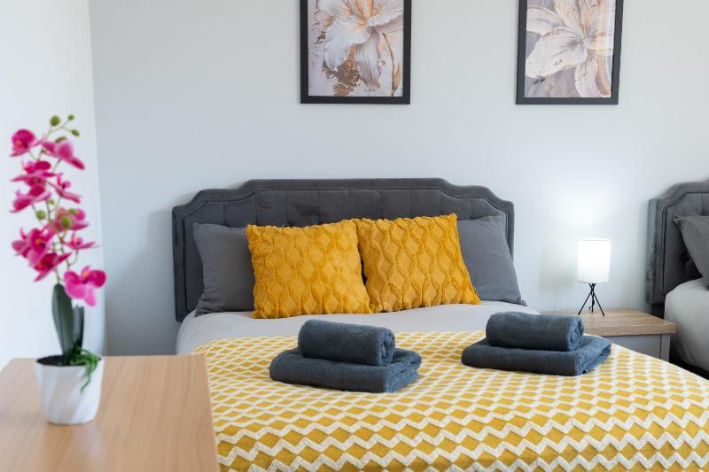 Open Mind Property - Cosy Home - 7 Beds & Parking - image 4