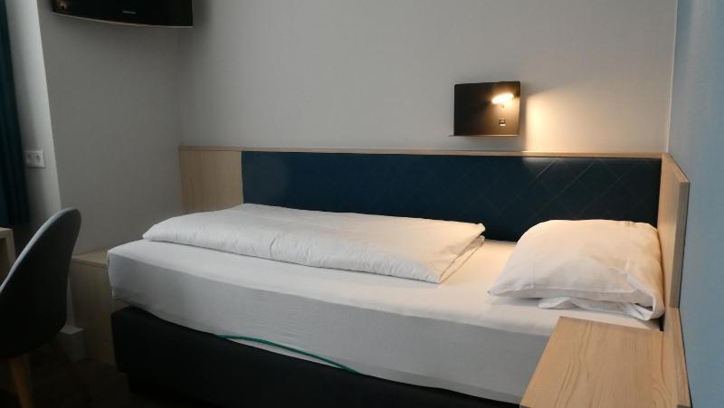 Single Room image 3