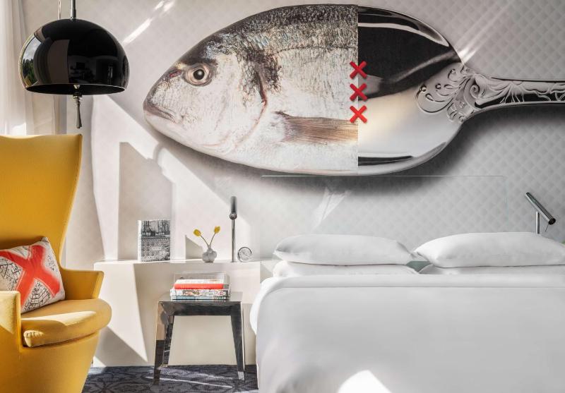 Queen Room with Canal View image 4