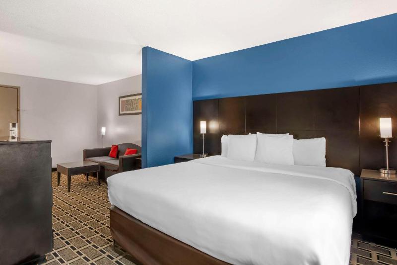 King Suite with Whirlpool - Non-Smoking image 2