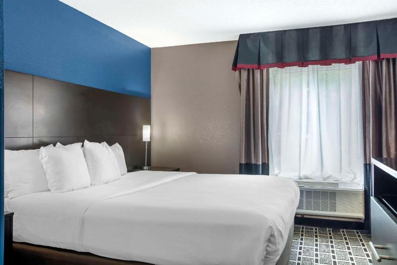 King Suite with Whirlpool - Non-Smoking image 3