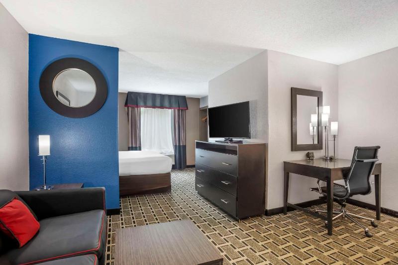 King Suite with Whirlpool - Non-Smoking image 4