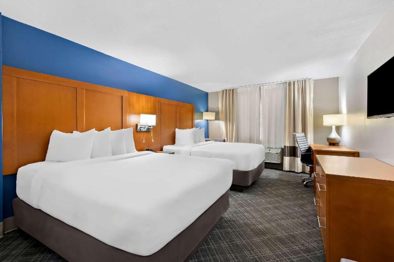 Queen Room with Two Queen Beds - Non-Smoking image 4