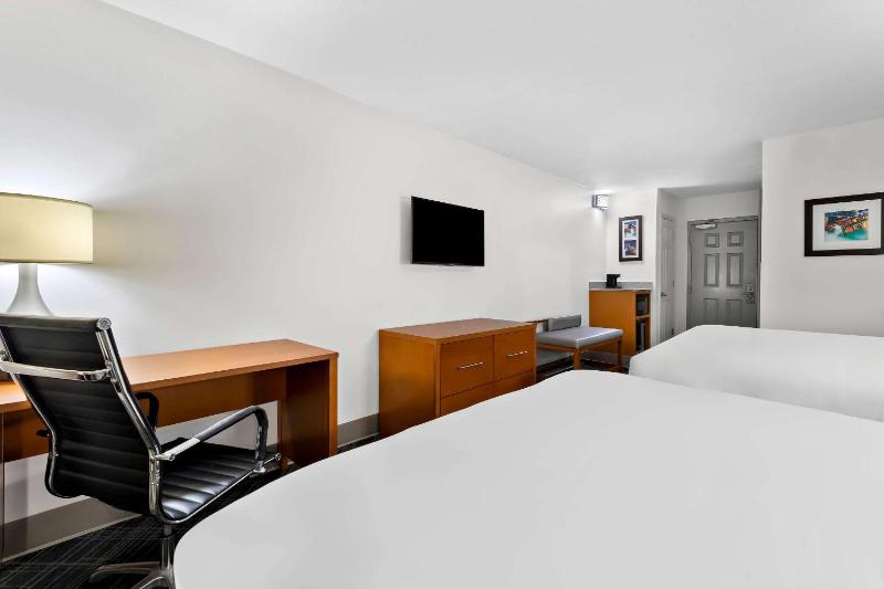 Queen Room with Two Queen Beds - Non-Smoking image 3