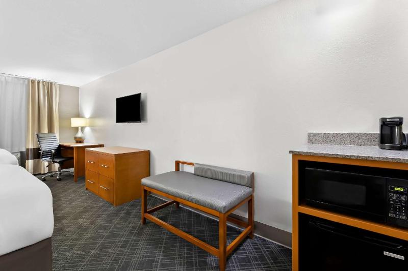 Queen Room with Two Queen Beds - Non-Smoking image 2