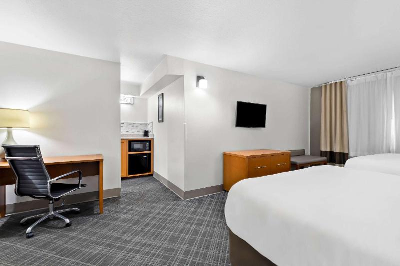 Queen Suite - Non-Smoking image 2