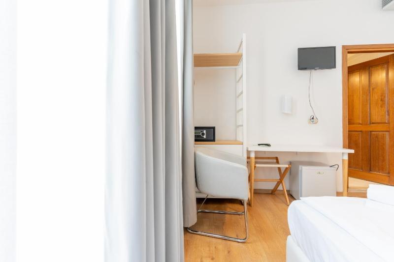 Double Room with Balcony image 4