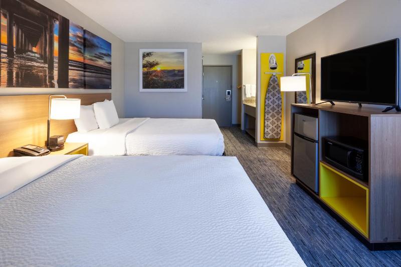 Queen Room with Two Queen Beds - Non-Smoking image 2