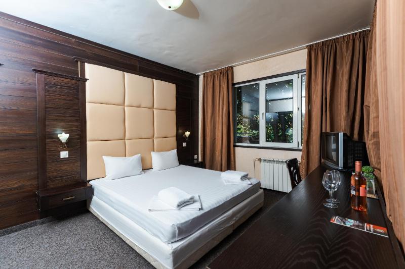 Standard Double Room image 3