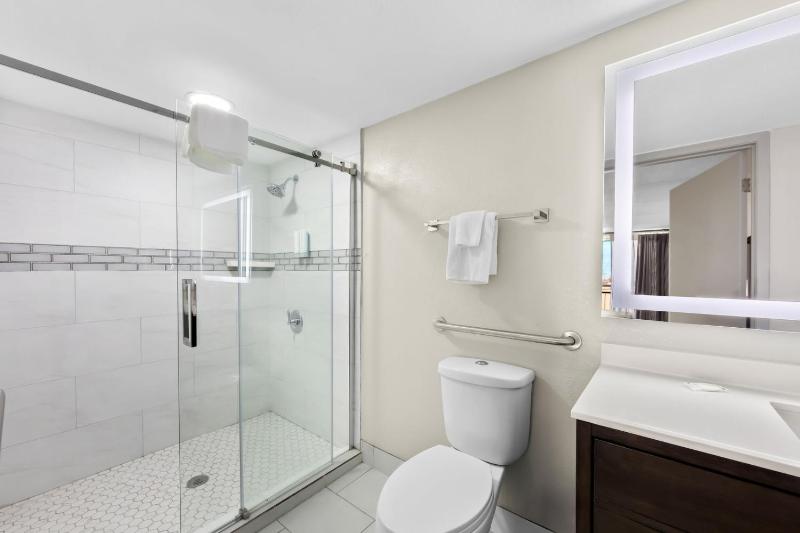 Clarion Inn & Suites near the Leconte Center Pigeon Forge - image 18
