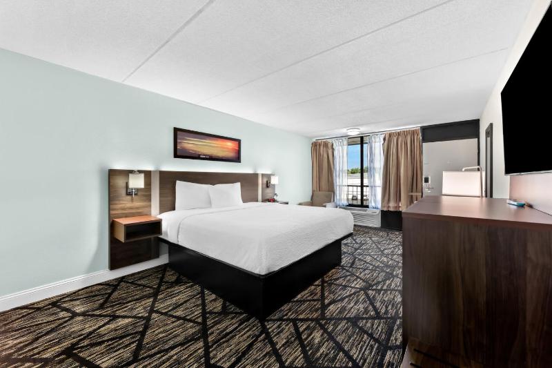 Clarion Inn & Suites near the Leconte Center Pigeon Forge - image 11