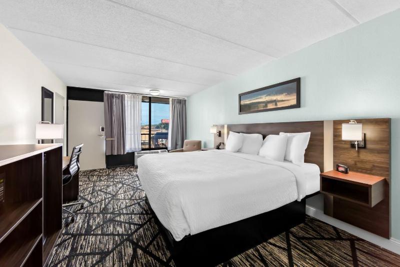 Clarion Inn & Suites near the Leconte Center Pigeon Forge - image 4