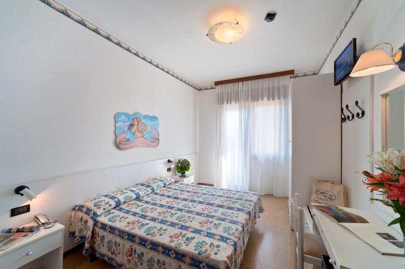 Deluxe Double or Twin Room image 1