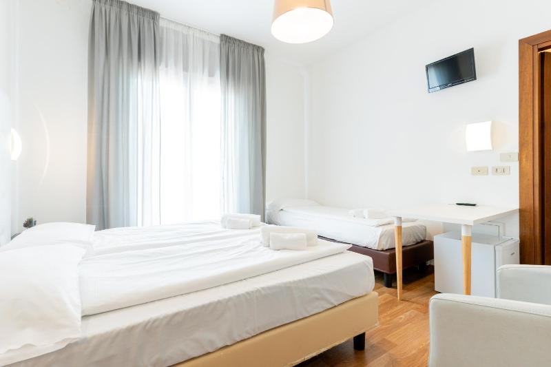 Triple Room with Balcony image 3