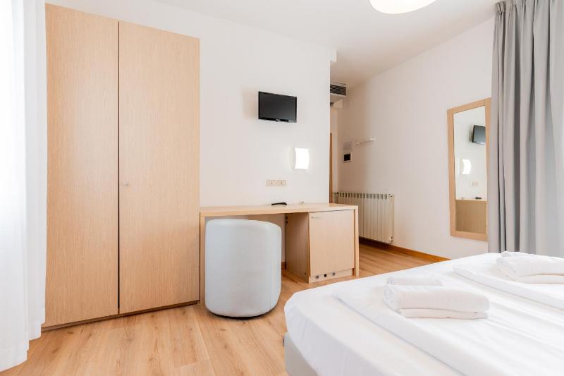 Quadruple Room with Balcony image 4