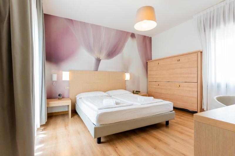 Quadruple Room with Balcony image 3