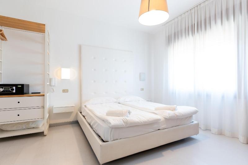 Standard Quadruple Room image 4