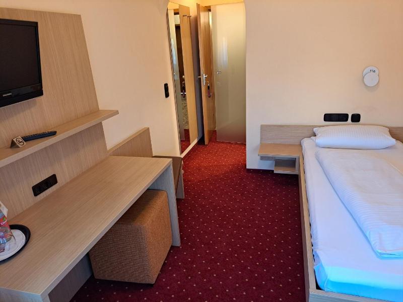 Single Room with Bathroom image 1