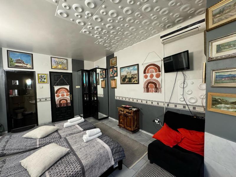 Twin Room image 3