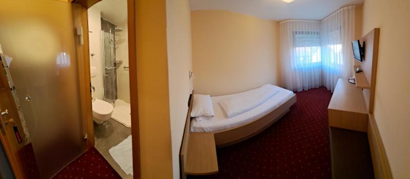 Single Room with Bathroom image 1