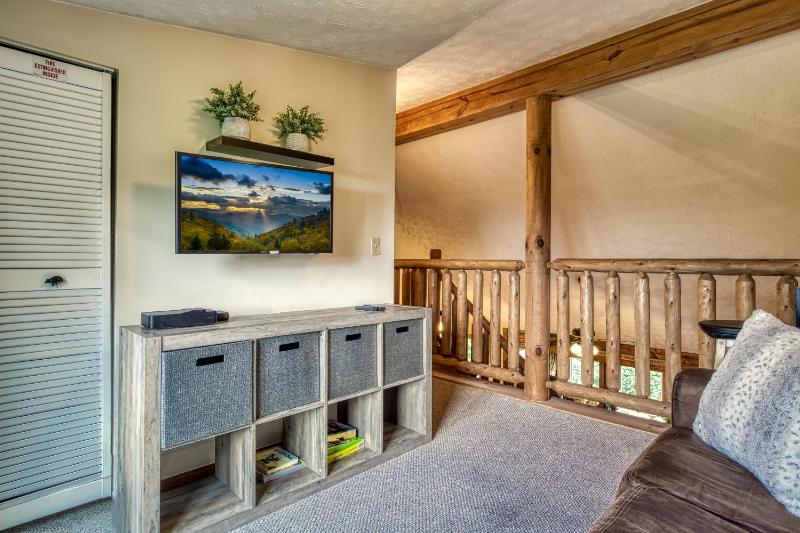 Breathtaking View Hot Tub Free Tickets Fire Pit WIFI!!! - image 27