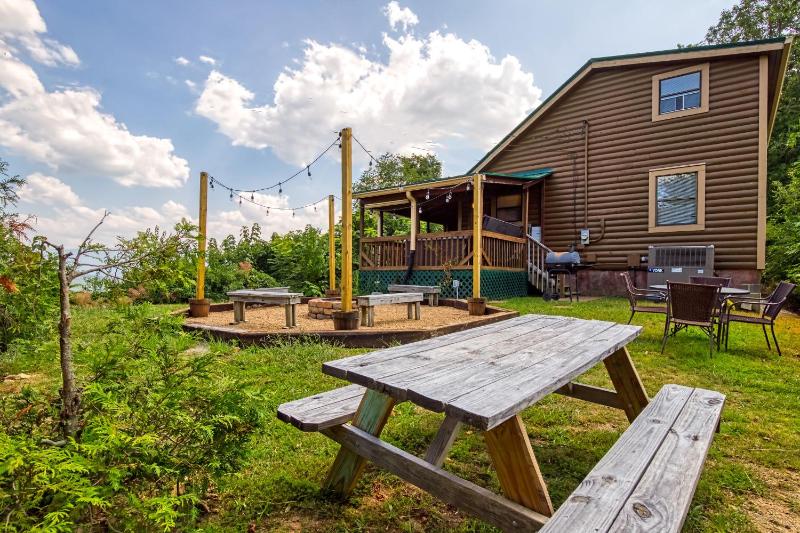 Breathtaking View Hot Tub Free Tickets Fire Pit WIFI!!! - image 22
