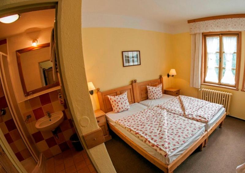 Double Room image 3