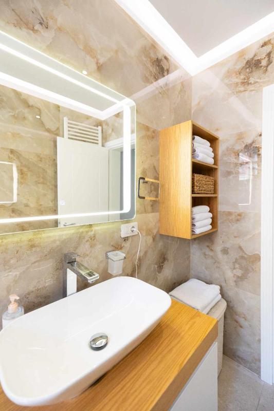 Zoto Luxury Apartment - image 15