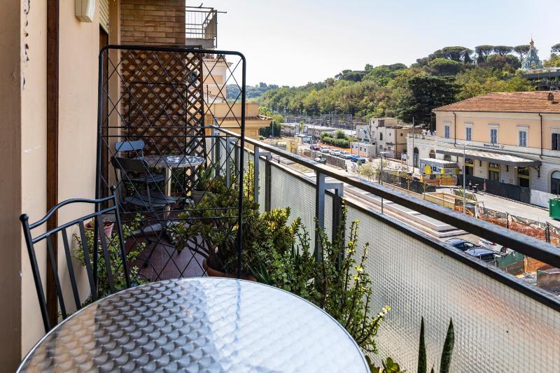 Double Room with Balcony image 3