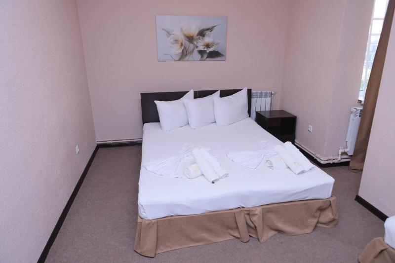 Small Single Room image 3