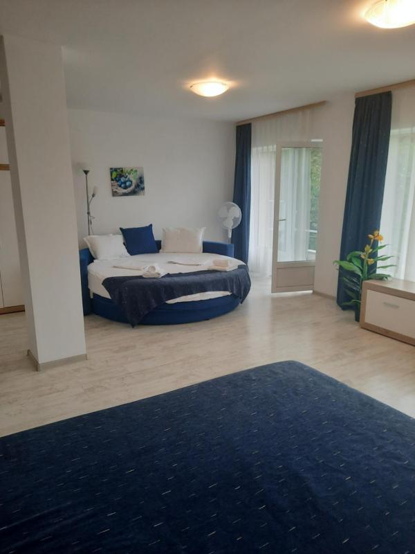 Studio, level 1 - balcony, Citadel view image 3