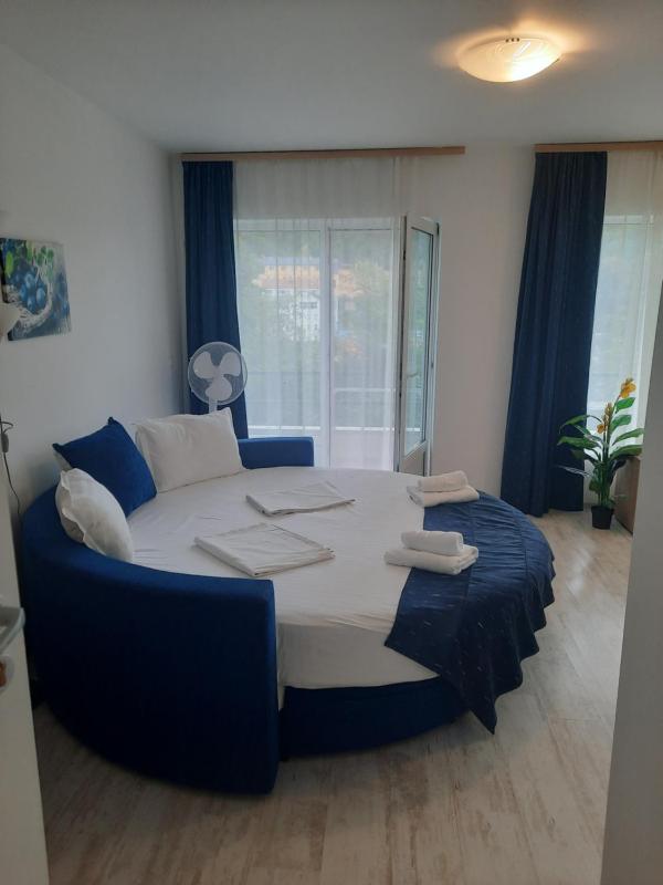 Studio, level 1 - balcony, Citadel view image 4