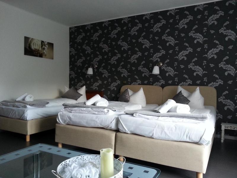 Triple Room with Terrace image 3