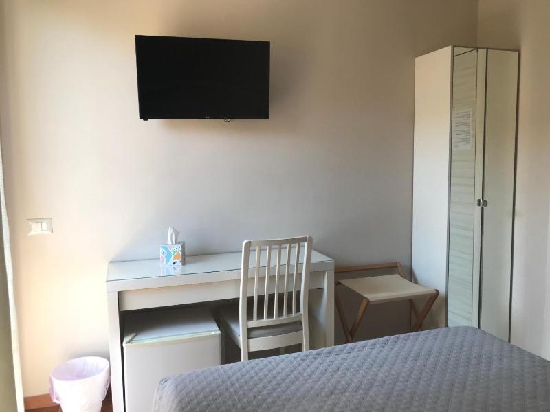 Single Room with Private External Bathroom image 1