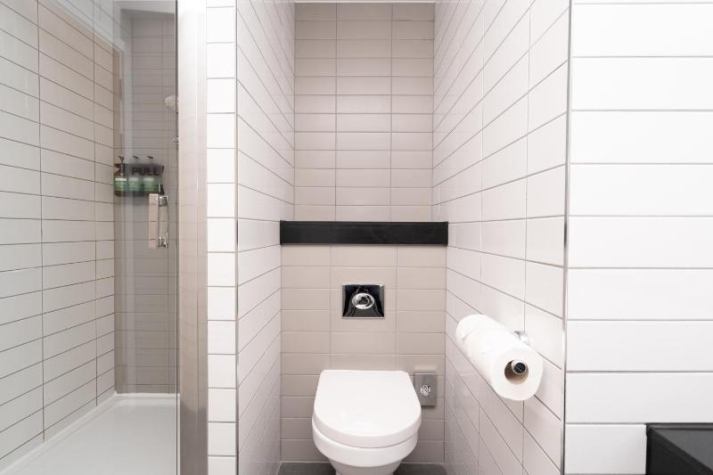 Standard Queen Room image 4